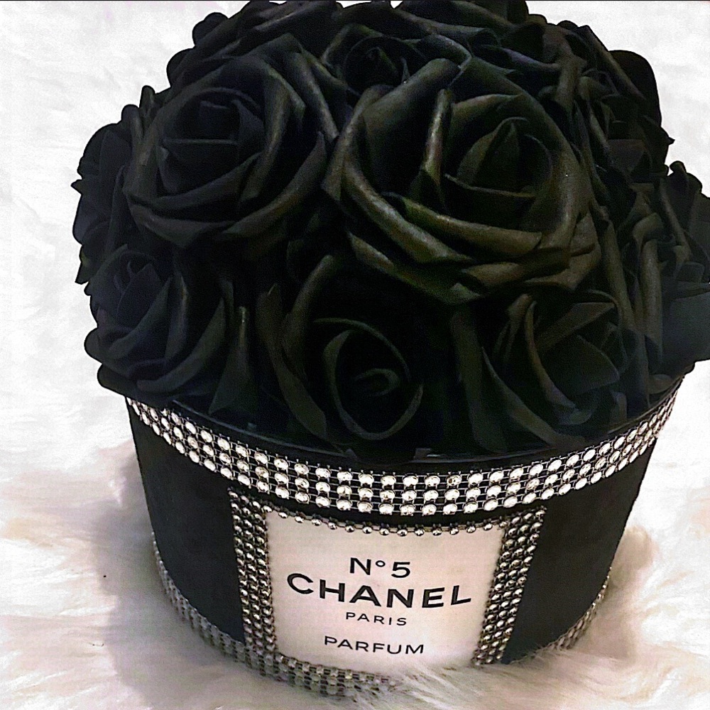 NEW, NEVER USED “CC” Rose Hat Box Bouquet